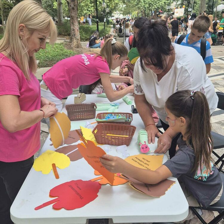 Стотици деца и родители изпълниха днес преди обед централната алея на детския празник