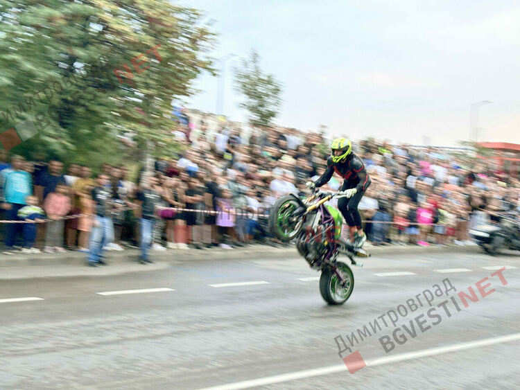Миризма на изгорели гуми и адреналин съпътстваха мото шоуто в Димитровград