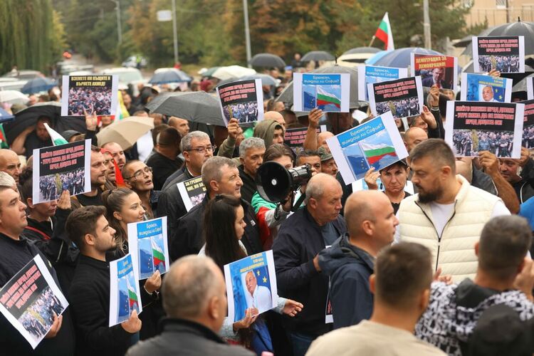 Колонката на редактора:Битката за архива на Доган!