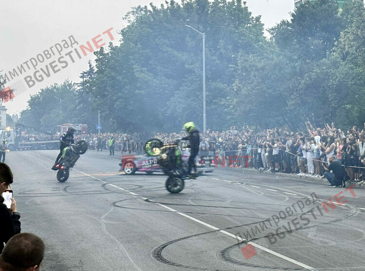 Миризма на изгорели гуми и адреналин съпътстваха мото шоуто в Димитровград
