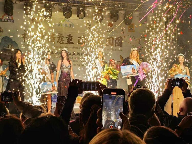 13 красавици се състезаваха за титлата "Мис Родопи", конкурсът е част от Фестивала на киселото мляко