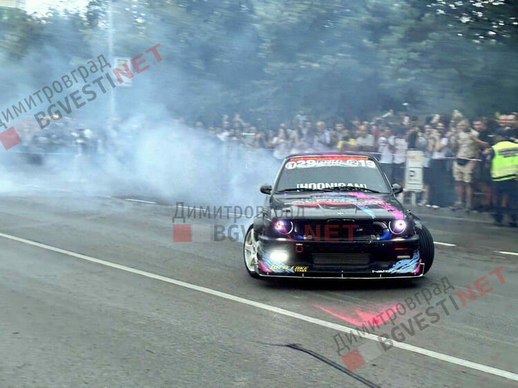 Миризма на изгорели гуми и адреналин съпътстваха мото шоуто в Димитровград