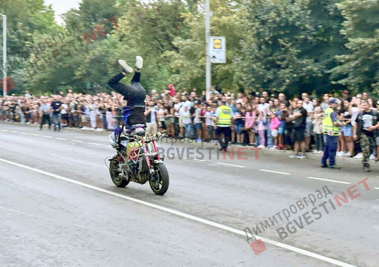 Миризма на изгорели гуми и адреналин съпътстваха мото шоуто в Димитровград