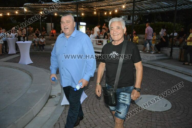 Хасковлии се забавляваха в първия ден в пиано бара край фонтаните