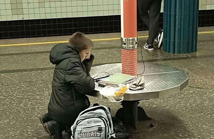 Украински ученик си пише домашното на метростанция в Киев по време на тревога за въздушно нападение