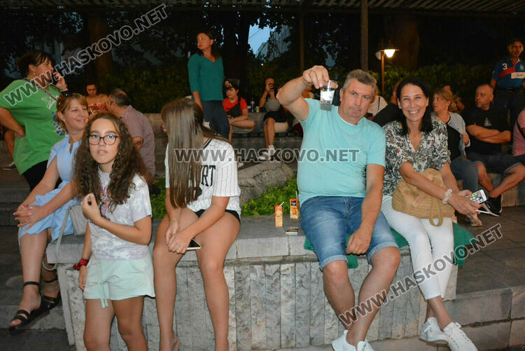 Хасковлии се забавляваха в първия ден в пиано бара край фонтаните