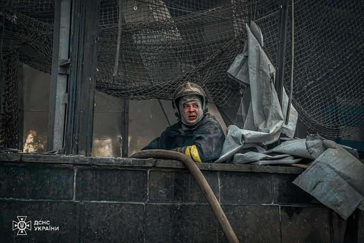 Докато Русия тероризира Киев и Харков по въздух, целите на Украйна са руски рафинерия и електроцентрали