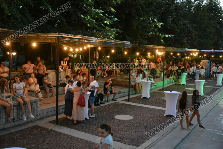 Хасковлии се забавляваха в първия ден в пиано бара край фонтаните