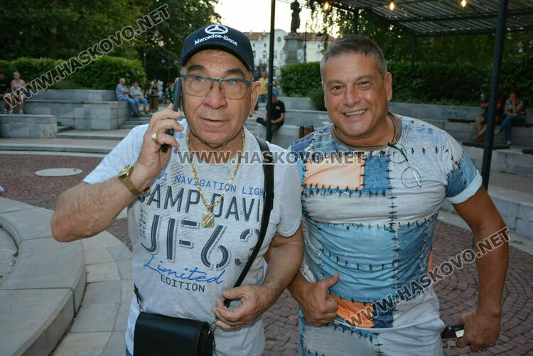 Хасковлии се забавляваха в първия ден в пиано бара край фонтаните