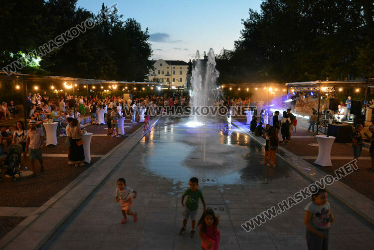 Хасковлии се забавляваха в първия ден в пиано бара край фонтаните