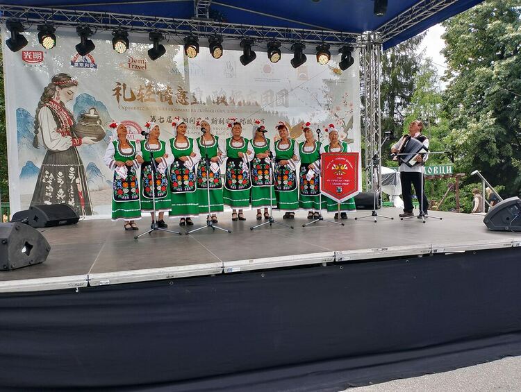 Певческата група от Дълбок извор взе участие във Фестивала на киселото мляко в Момчиловци