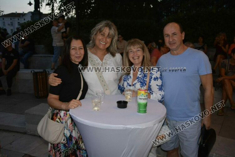 Хасковлии се забавляваха в първия ден в пиано бара край фонтаните