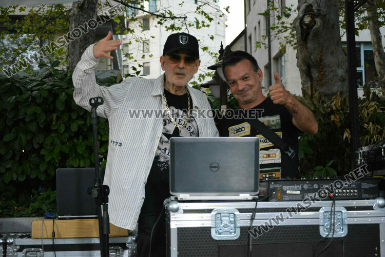 Хасковлии се забавляваха в първия ден в пиано бара край фонтаните