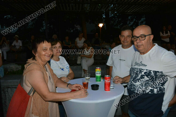 Хасковлии се забавляваха в първия ден в пиано бара край фонтаните