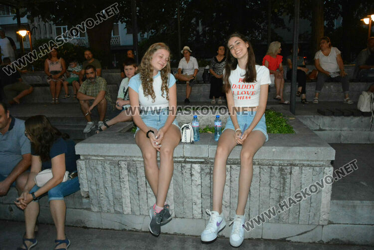 Хасковлии се забавляваха в първия ден в пиано бара край фонтаните