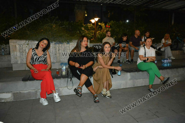 Хасковлии се забавляваха в първия ден в пиано бара край фонтаните