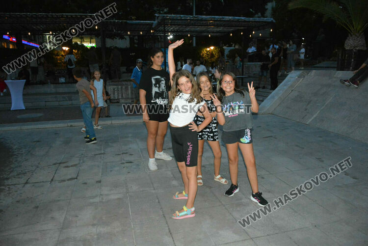 Хасковлии се забавляваха в първия ден в пиано бара край фонтаните