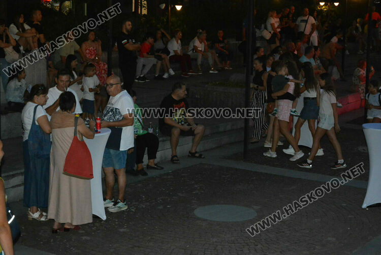 Хасковлии се забавляваха в първия ден в пиано бара край фонтаните