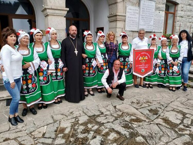 Певческата група от Дълбок извор взе участие във Фестивала на киселото мляко в Момчиловци
