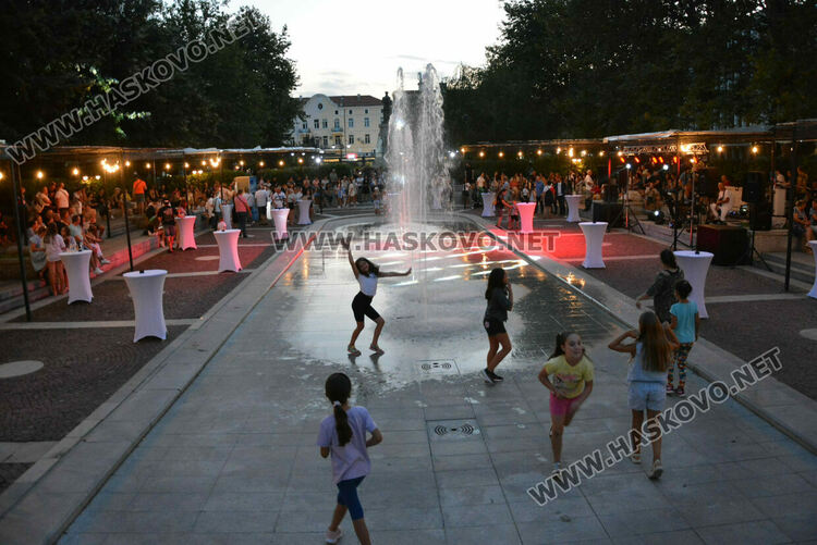 Хасковлии се забавляваха в първия ден в пиано бара край фонтаните