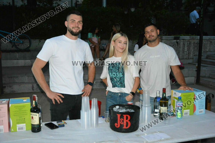 Хасковлии се забавляваха в първия ден в пиано бара край фонтаните