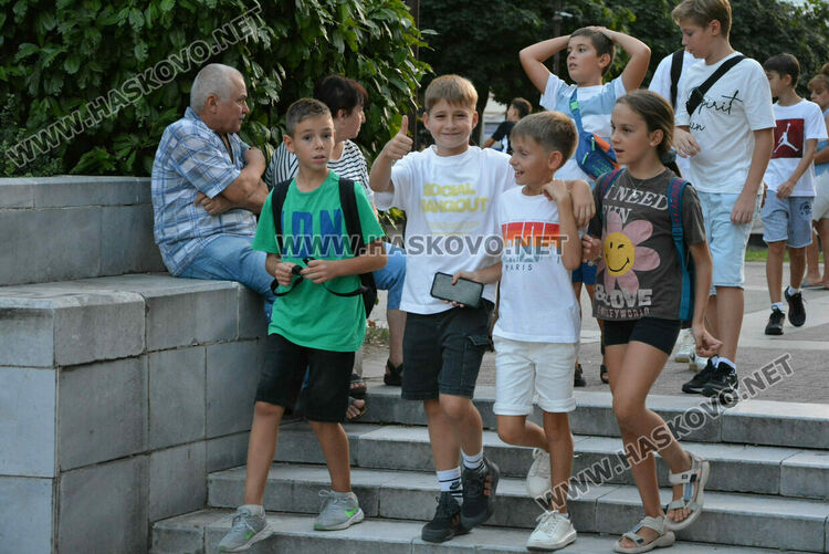 Хасковлии се забавляваха в първия ден в пиано бара край фонтаните