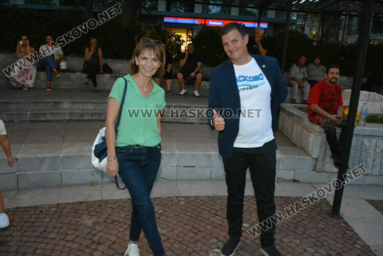 Хасковлии се забавляваха в първия ден в пиано бара край фонтаните