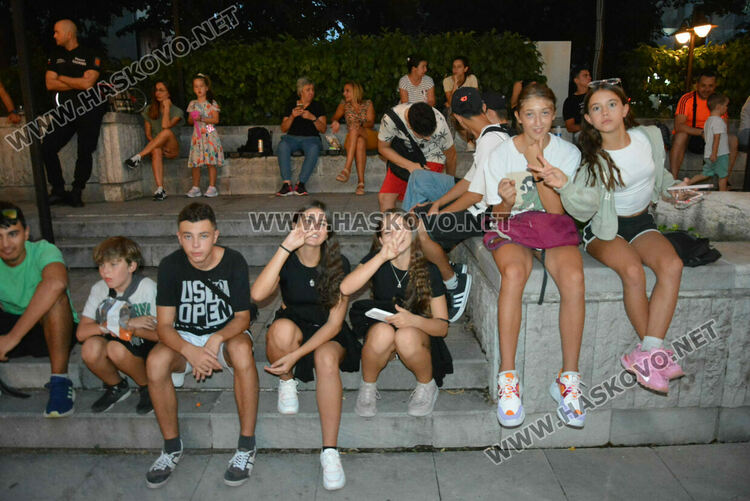 Хасковлии се забавляваха в първия ден в пиано бара край фонтаните