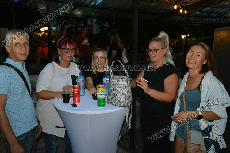 Хасковлии се забавляваха в първия ден в пиано бара край фонтаните
