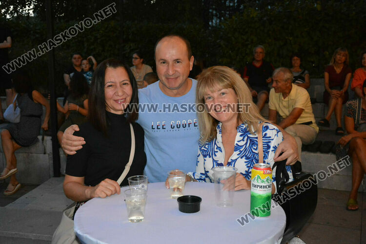 Хасковлии се забавляваха в първия ден в пиано бара край фонтаните