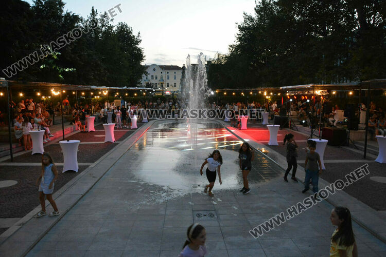 Хасковлии се забавляваха в първия ден в пиано бара край фонтаните