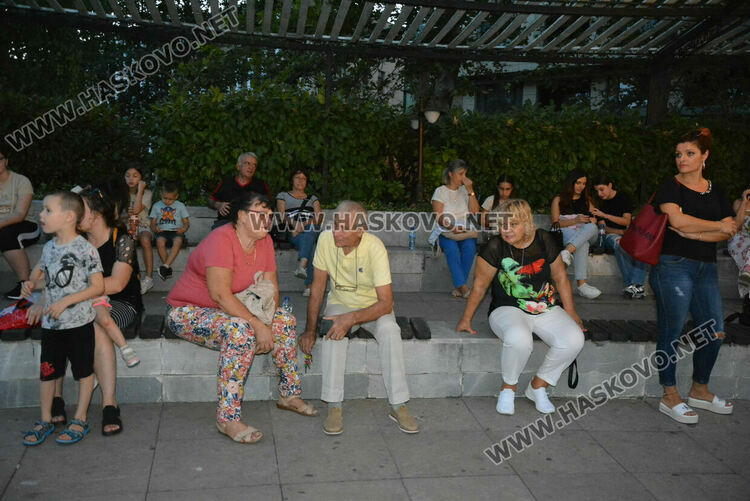 Хасковлии се забавляваха в първия ден в пиано бара край фонтаните