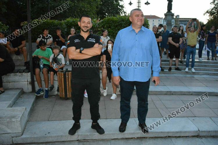 Хасковлии се забавляваха в първия ден в пиано бара край фонтаните