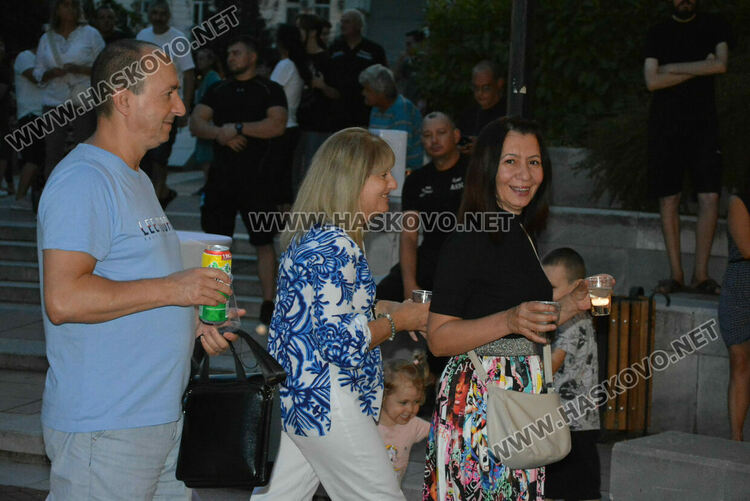 Хасковлии се забавляваха в първия ден в пиано бара край фонтаните