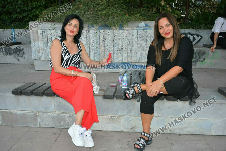 Хасковлии се забавляваха в първия ден в пиано бара край фонтаните