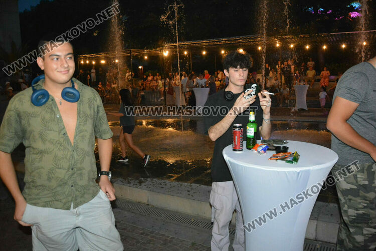 Хасковлии се забавляваха в първия ден в пиано бара край фонтаните