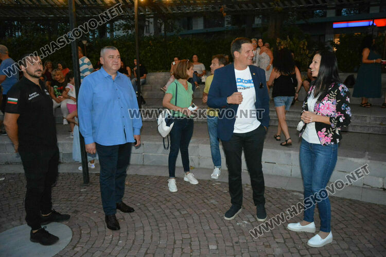 Хасковлии се забавляваха в първия ден в пиано бара край фонтаните