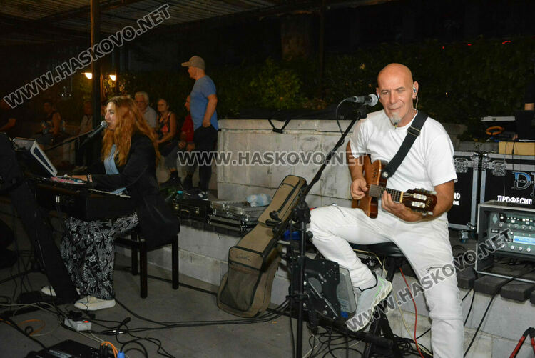 Хасковлии се забавляваха в първия ден в пиано бара край фонтаните