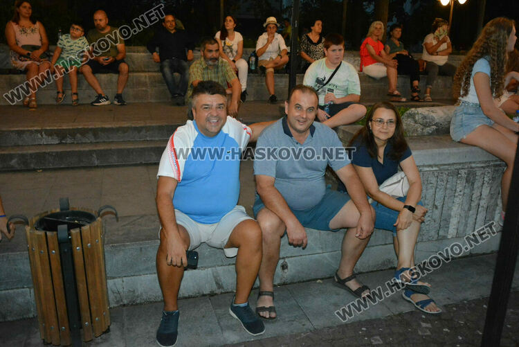 Хасковлии се забавляваха в първия ден в пиано бара край фонтаните