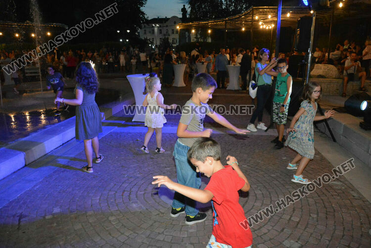 Хасковлии се забавляваха в първия ден в пиано бара край фонтаните