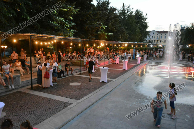 Хасковлии се забавляваха в първия ден в пиано бара край фонтаните