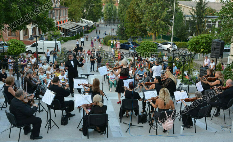 Любими композитори звучаха на подхода към Монумента на Богородица