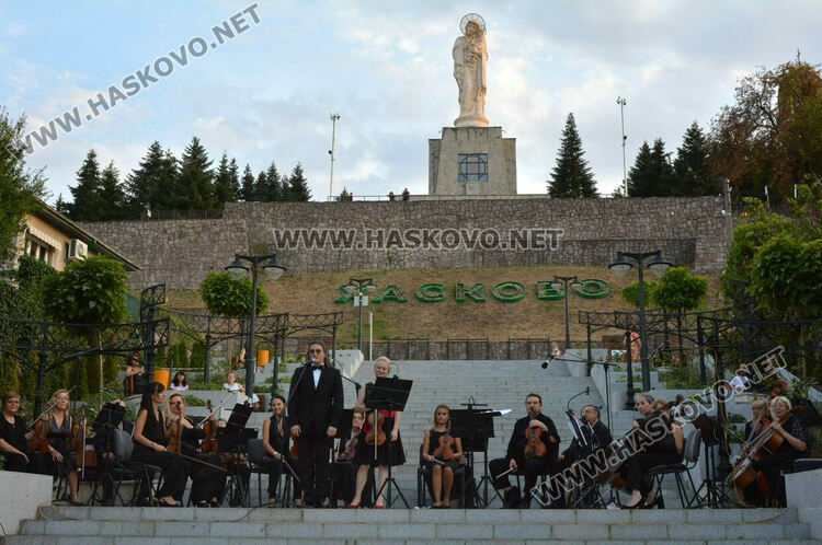Любими композитори звучаха на подхода към Монумента на Богородица