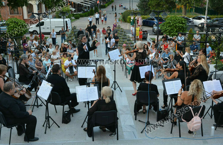 Любими композитори звучаха на подхода към Монумента на Богородица