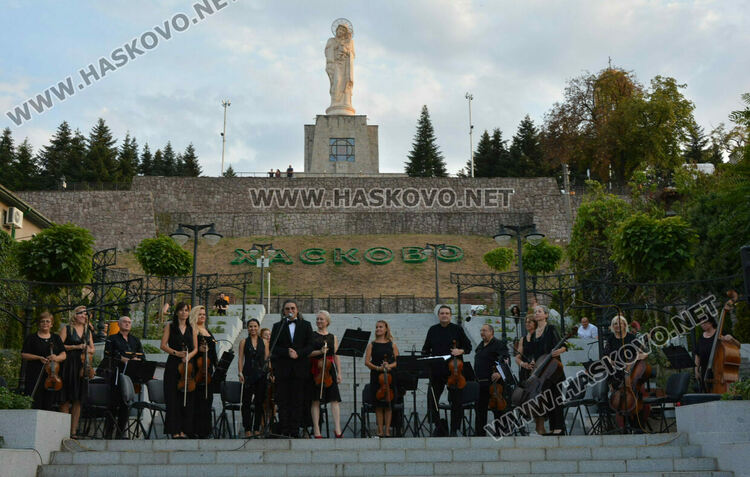 Любими композитори звучаха на подхода към Монумента на Богородица