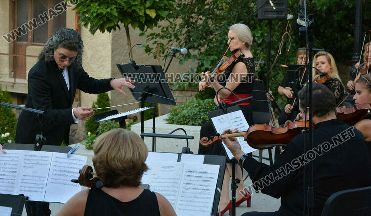 Любими композитори звучаха на подхода към Монумента на Богородица