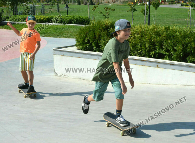 От 7 до 76-годишни се състезаваха със скейтбордове 