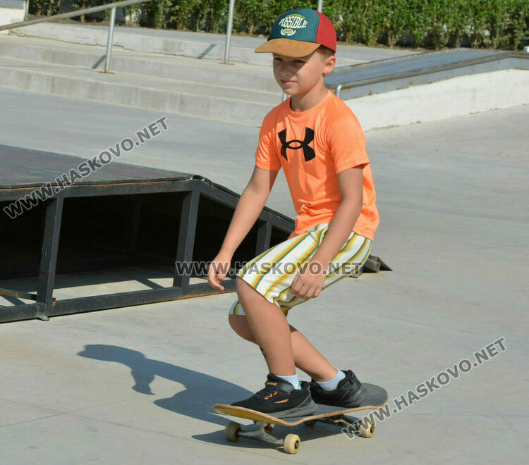 От 7 до 76-годишни се състезаваха със скейтбордове 