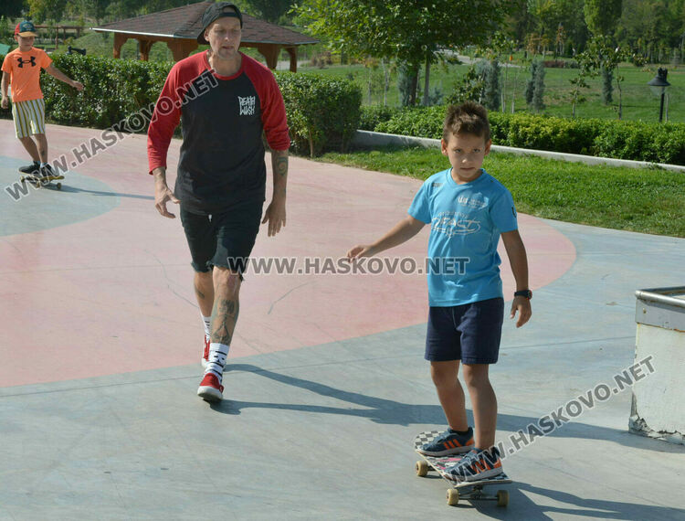 От 7 до 76-годишни се състезаваха със скейтбордове 