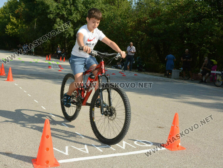 30 деца участваха в състезание по приложно колоездене